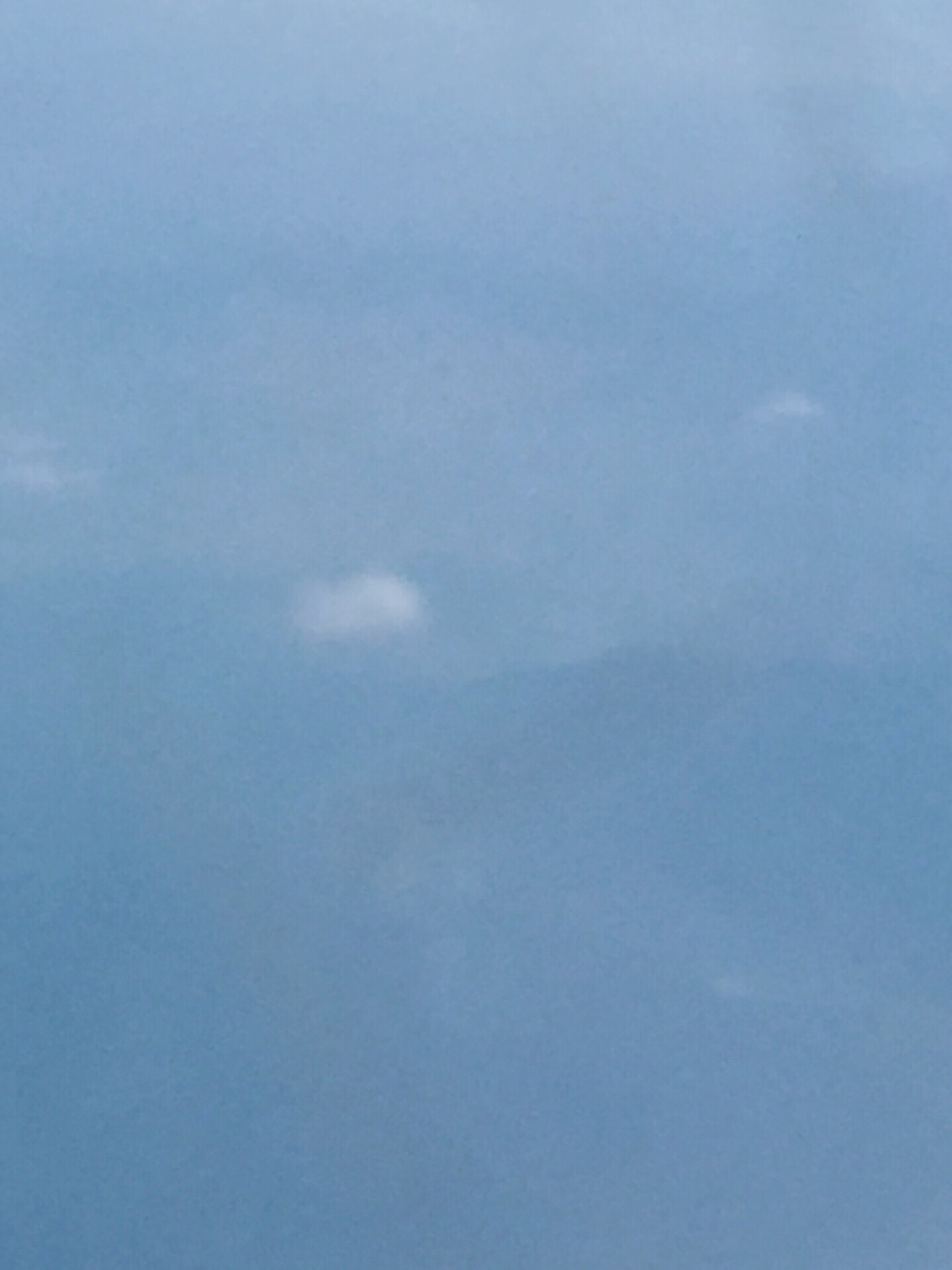 飞入日本领空，飞机下的景色。一片绿意盎然