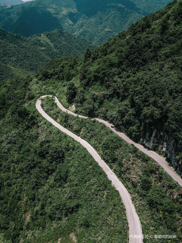杭州周边自驾游 浙西小川藏线 杭州版秋名山 这是一条全长近8️⃣公里, 有着42个连续弯道的盘山公路, 因为逶迤盘旋的🚗驾驶感受, 还有一年四季的秀丽风光, 被来往的车友们称为浙西“小川藏线” . 📍详细地址:建德三都前源八亩丘 🛣路线长度:9.9公里 🚙自驾导航:自驾前往,可以直接导航到山顶民宿云漫松间,山顶民宿自用停车场🅿️可以免费停车 🎫是否门票:免费 . 从杭州南上高速, 1个小时左右从杨村桥下高速。 🚏经过三都大桥跨过富春江, 就可以来到小川藏线的起点, 建德前源村。 . 如果你春天来,沿途万亩🌸野樱花 如果你秋天来,更有超甜三都蜜桔 从山脚200米到山顶700多米, 一路的海拔爬升, 山顶的气温比山下要🧊低好几度, 夏日里比酷热杭州城更是凉快很多, . 山顶原先有好几处夯土老房, 如今大多已搬迁至山下, 我们的民宿便是建在山顶的平洼处。 当年的🧱建设过程异常艰辛, 和中国美术学院建筑设计团队, 修改了无数次稿件, 🛻运输了几百辆次的建筑材料, 才有了今天的白金宿云漫松间。 . 十余间配置地暖、丝涟床垫、dornbracht卫浴的高奢客房, 还有三间隐在🌲松林中的智能玻璃树屋, 两间餐厅,食材都是自种蔬菜,自养鸡鸭土猪, 非住店客人上山如果要用餐, 一定记得提前预约哦 . 🔖周边玩乐 . #梅城古镇 :老严州府可是有1800年历史的古镇,新修缮之后免费开放,🥢有很多当地特色小吃可以品尝 #罗桐九姓渔村 :真正富春江边古渔村,有很多鱼庄有特色⚓️船宴,还有一个玻璃漂流水滑道哦 .