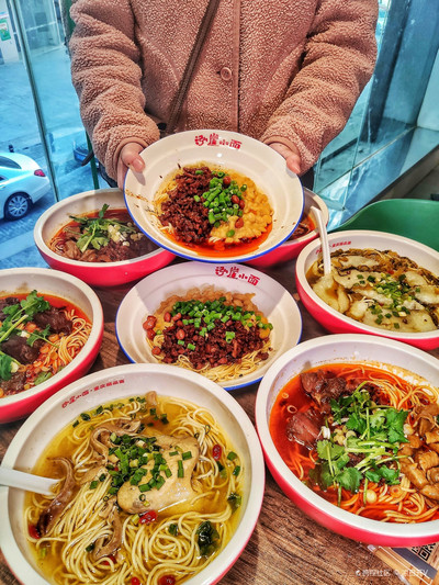 重庆小面环境第一名🥇就在解放碑洪崖洞旁