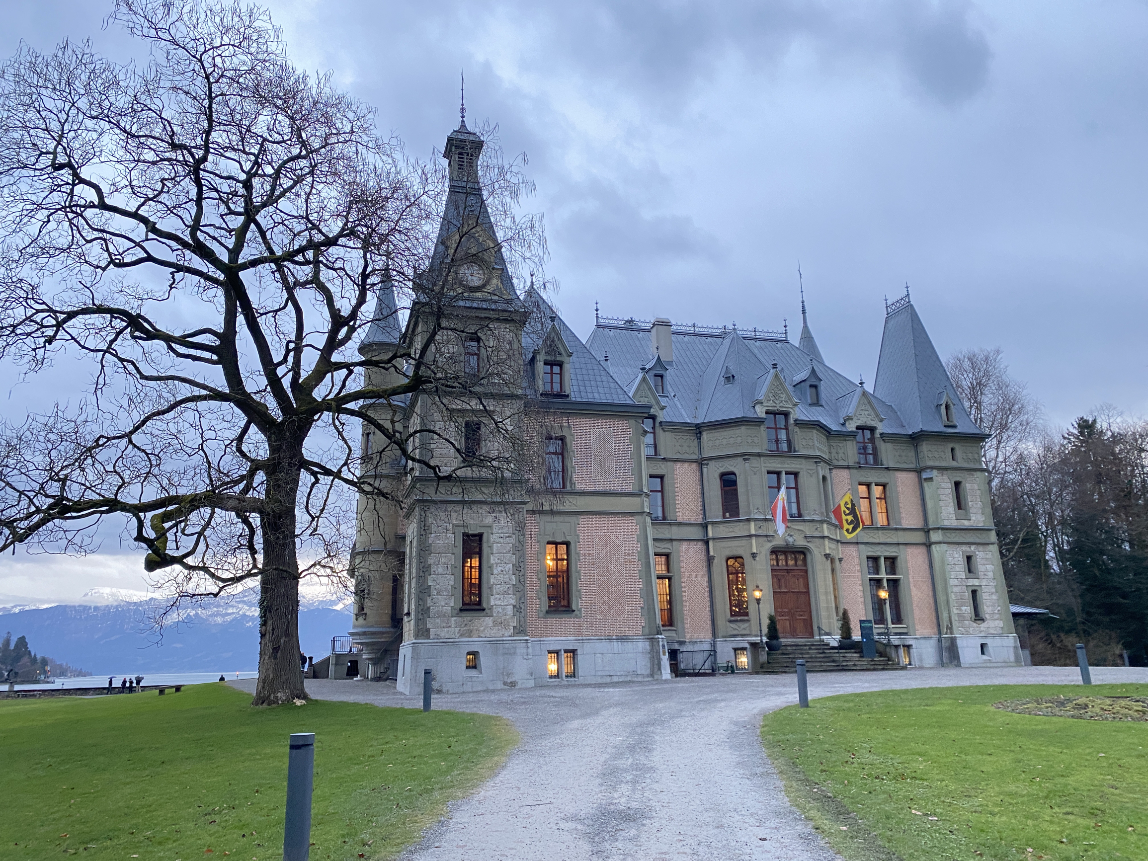 🇨🇭瑞士小众旅游景点&图恩Thun城堡酒店｜有湖有雪山