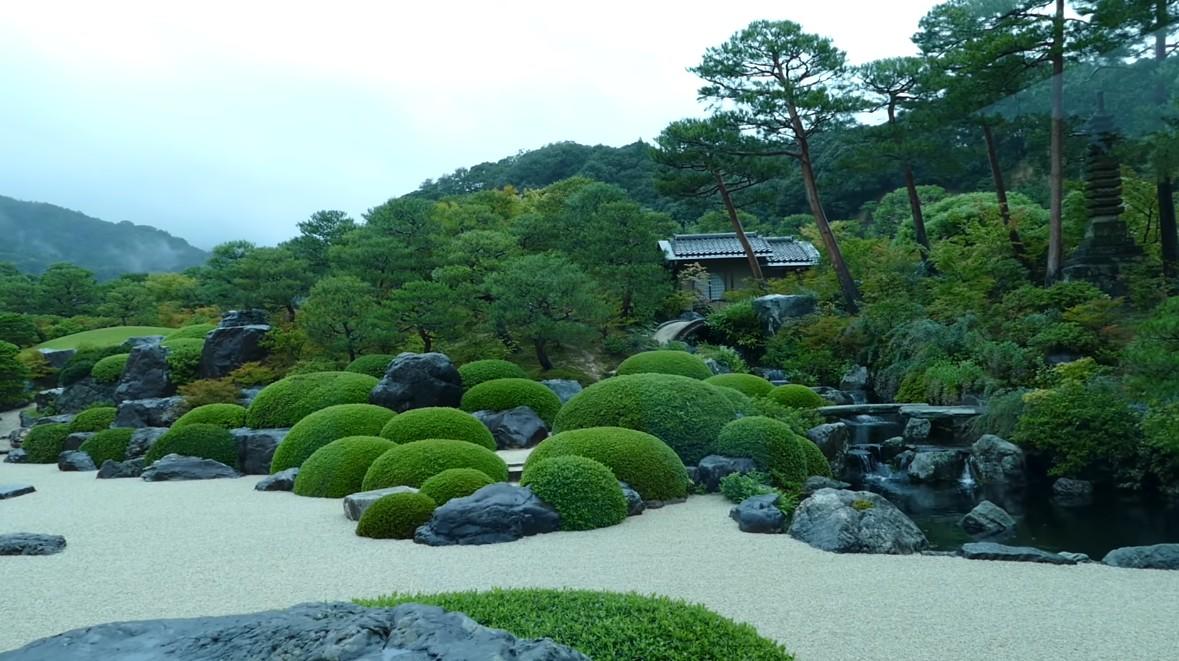 足立美术馆半日游  岛根「足立美术馆」收藏了以近代日本化为中心、约1,500件藏品，美术馆周边的庭园