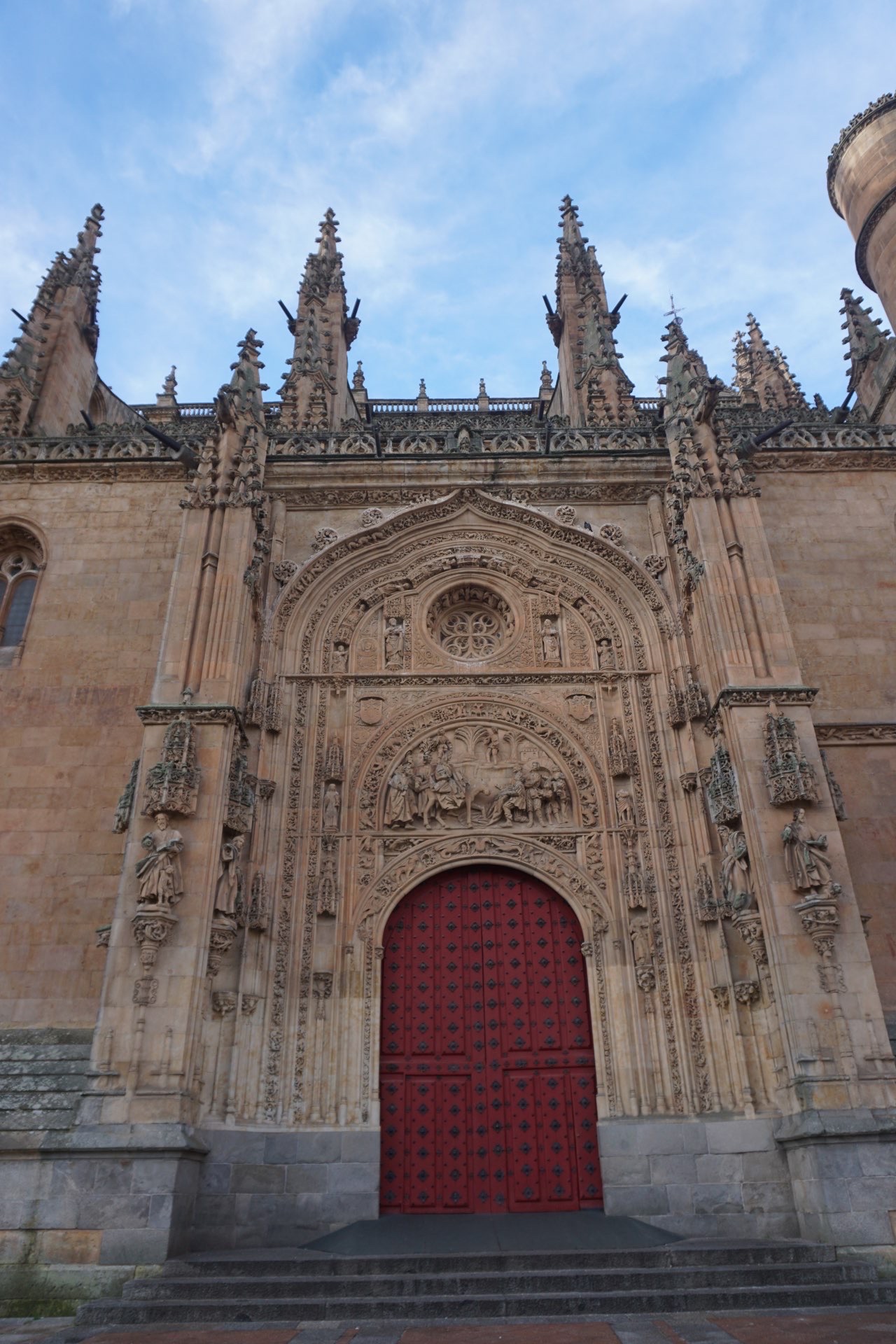西班牙萨拉曼卡的教堂，和欧洲其他地方的教堂不太一样，外面带回廊的，带有摩尔人的风格，不免令人耳目一新
