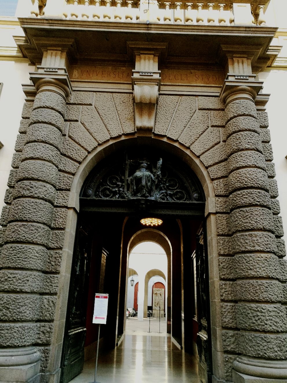 帕多瓦大学是欧洲最古老顶级大学之一，初到此地第一个要膜拜当然是它了。国外大学大多是没有围墙，帕多瓦大