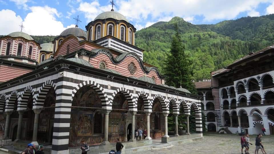 保加利亚山谷中的艺术瑰宝丨里拉修道院