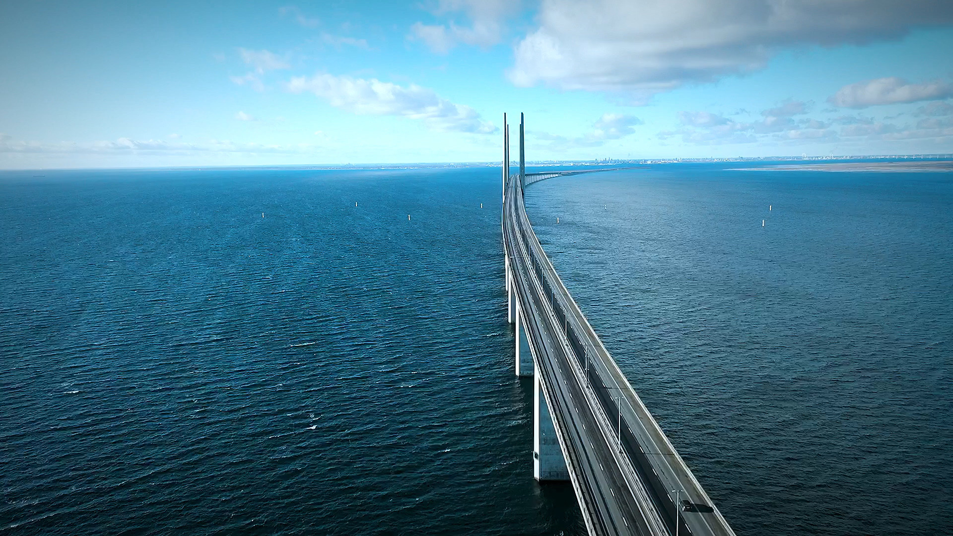 联系丹麦和瑞典的厄勒海峡大桥航拍