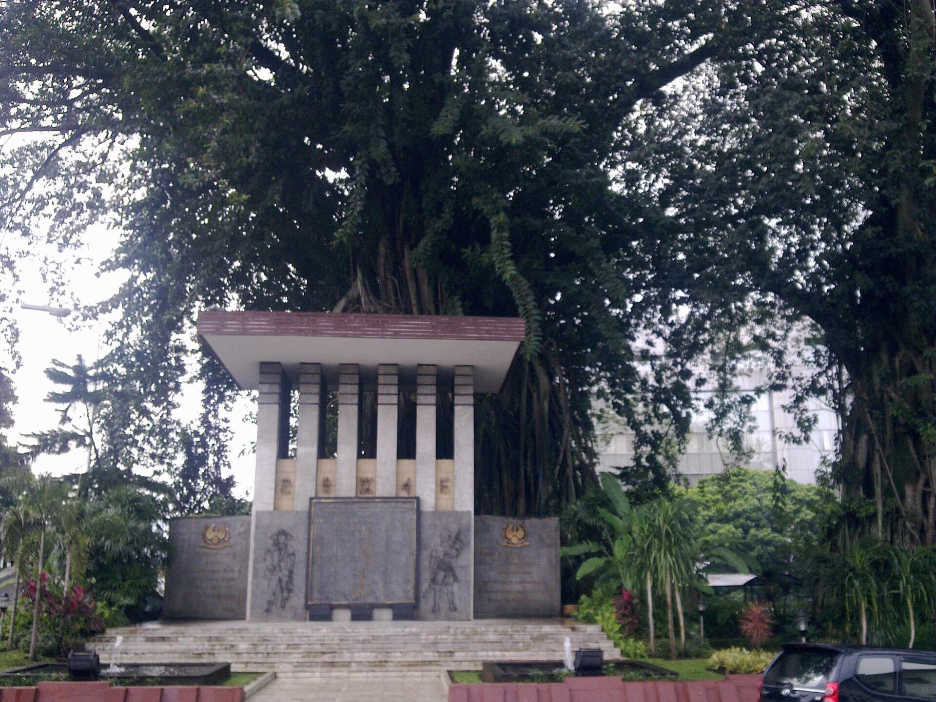 位于万隆的印尼国家铁路公司总部，园内多株参天大树，可能有榕树吧。