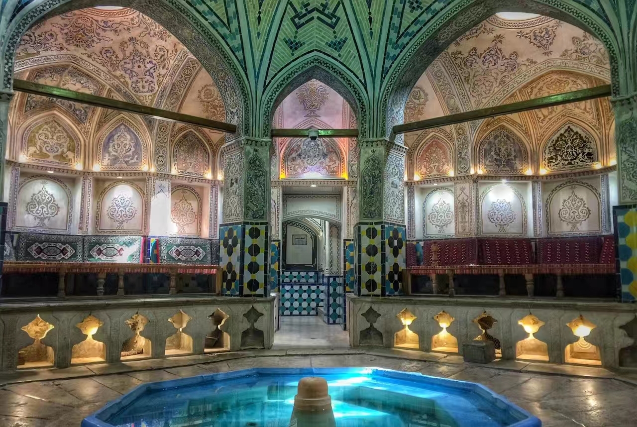 苏丹浴室实际上就是一个澡堂子，但确是非常精美的澡堂子，拥有漂亮的穹顶和钻墙。进去参观你会发现，不仅有