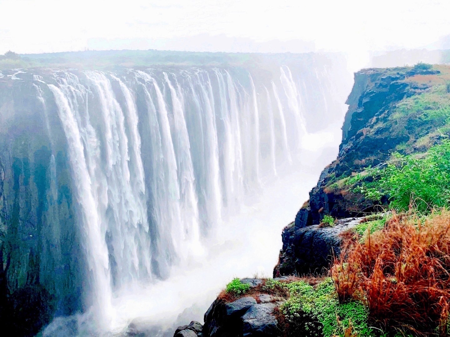 维多利亚瀑布，在津巴布韦和赞比亚交界的地方，是世界上三大瀑布之一。是比尼亚加拉、伊瓜苏、更为宽阔的瀑