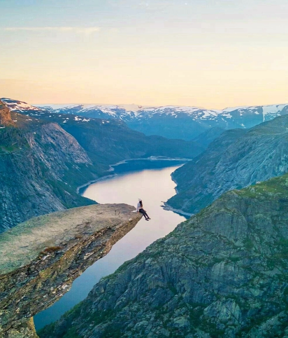 挪威景点｜站在惊险万分的恶魔之舌俯瞰世界