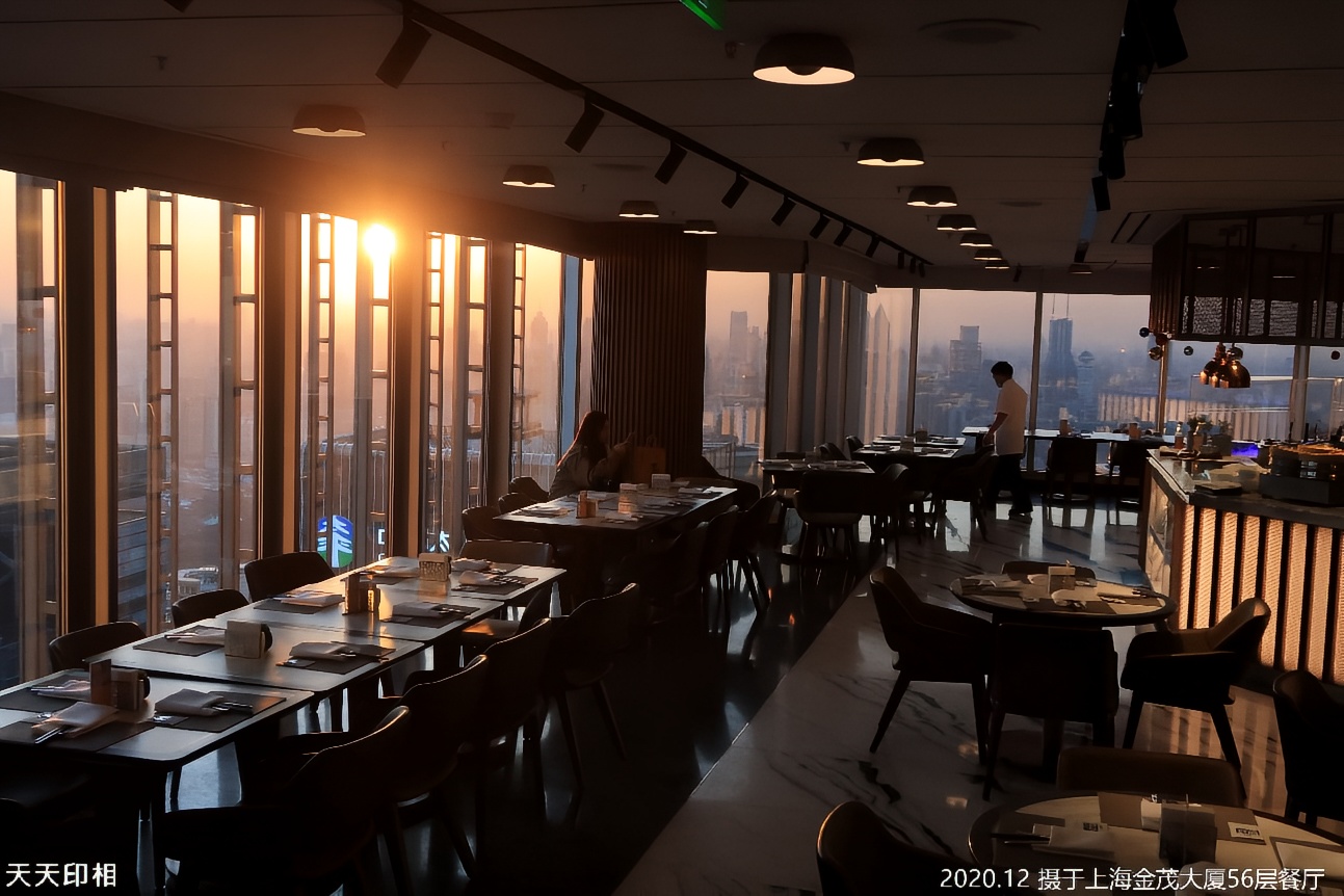 2020最后一轮红日
  年末的上海大地冰冻，天空却格外明朗，在陆家嘴金茂大厦56层餐厅可以观赏今年
