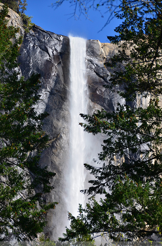 优胜美地公园里有一著名景点, 名称很感性：新娘面纱瀑布。新娘面纱瀑布是 优胜美地国家公园 中著名瀑布
