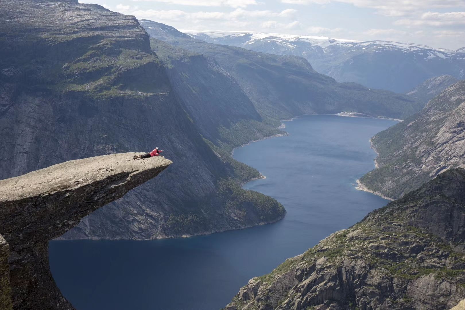 挪威山妖舌，挪威一处知名景点，形状酷似挪威山妖的舌头而得名。这个景点因为比较隐秘，去的游客非常少，算