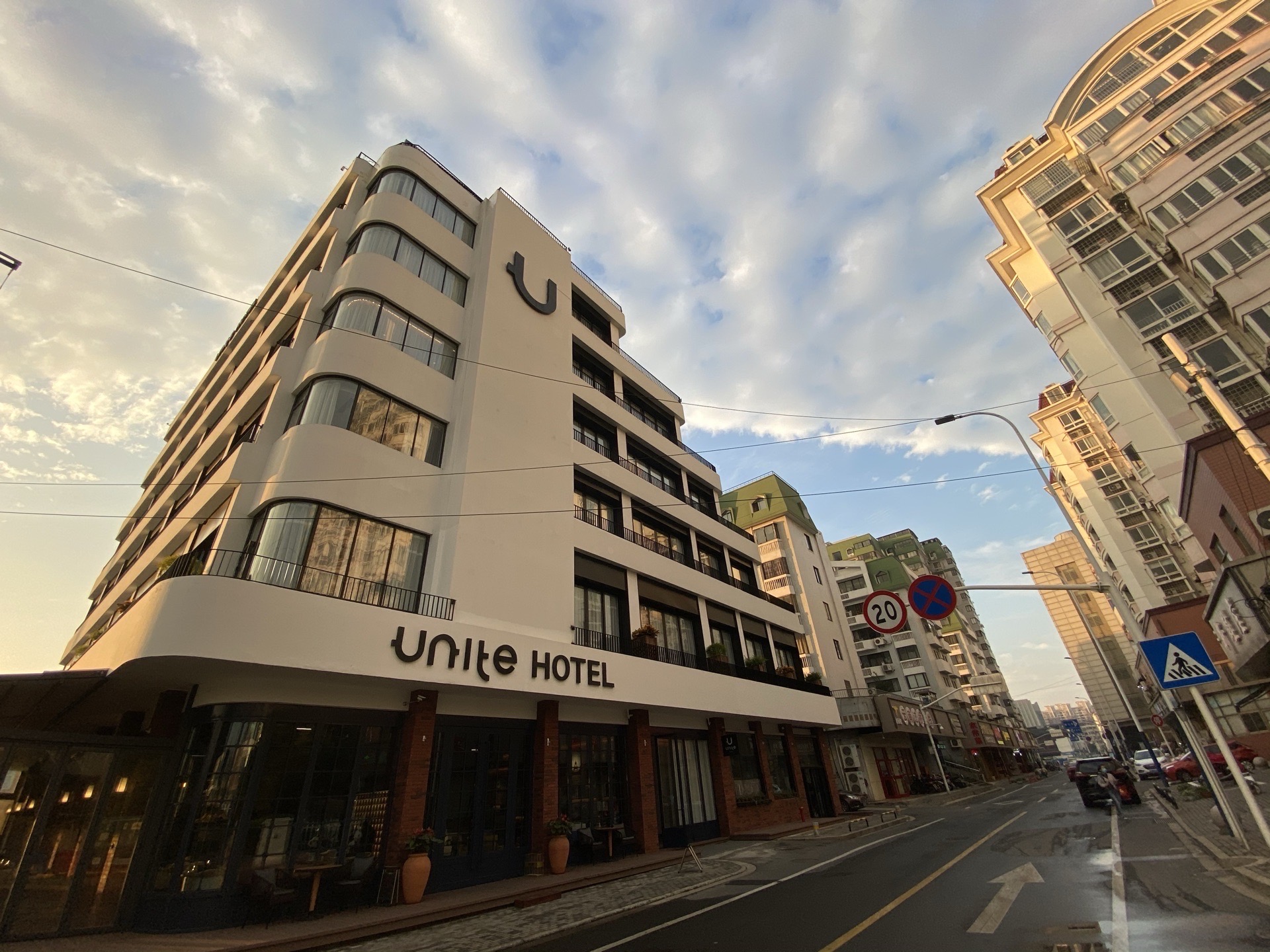 打卡常州新开网红UNITE HOTEL!酒店就在青果巷门口，一幢漂亮的小白楼，楼下是一个大酒吧，风格