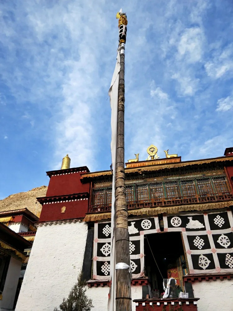 巴尔曲德寺，在雅鲁藏布江畔，南依喜马拉雅山，气势雄伟，是林芝地区规模最大的寺庙之一。寺内建筑是标志性