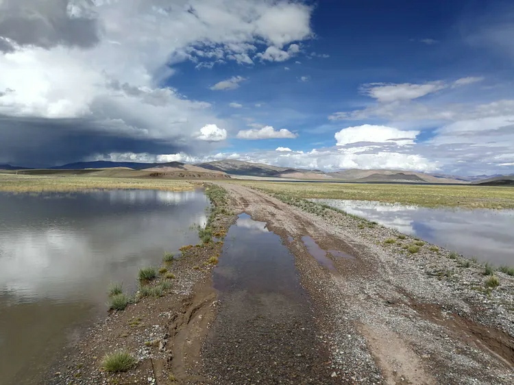 革吉县是狮泉河的源头，在藏西北新藏线沿路地带，藏语的意为“美丽富饶的土地”、“吉祥兴旺、发达”，很美