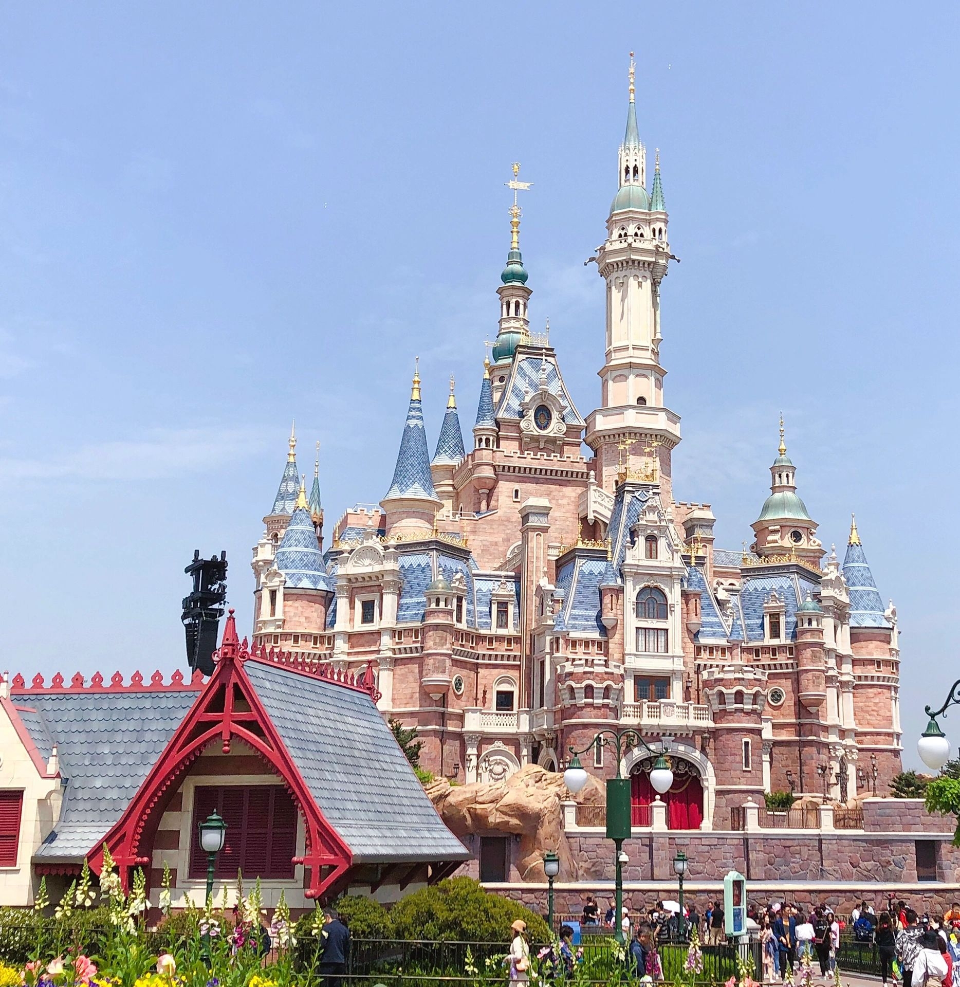 上海迪士尼|||原来这几年拍了这么多城堡的照片 忘早日解放 水晶用户又可以了 迪士尼在逃人员要回家 