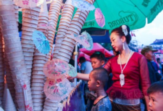 嘎洒集贸市场(嘎洒镇政府东)购物图片