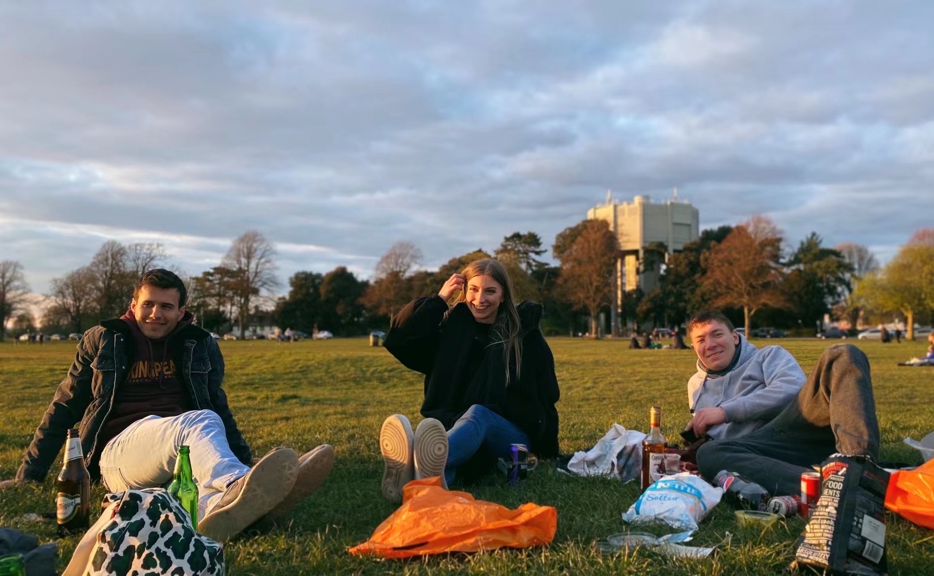 英国写谢菲尔德大学的平日生活，正逢复活节，和几个朋友草坪下畅聊人生，迎着夕阳的余晖