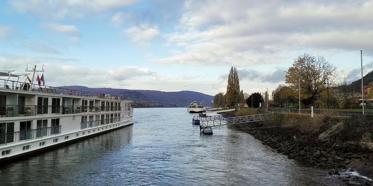 上莱茵河从吕德斯海姆一直延伸到科布伦茨。这里的莱茵河被称为浪漫的莱茵河。联合国教科文组织已将浪漫莱茵