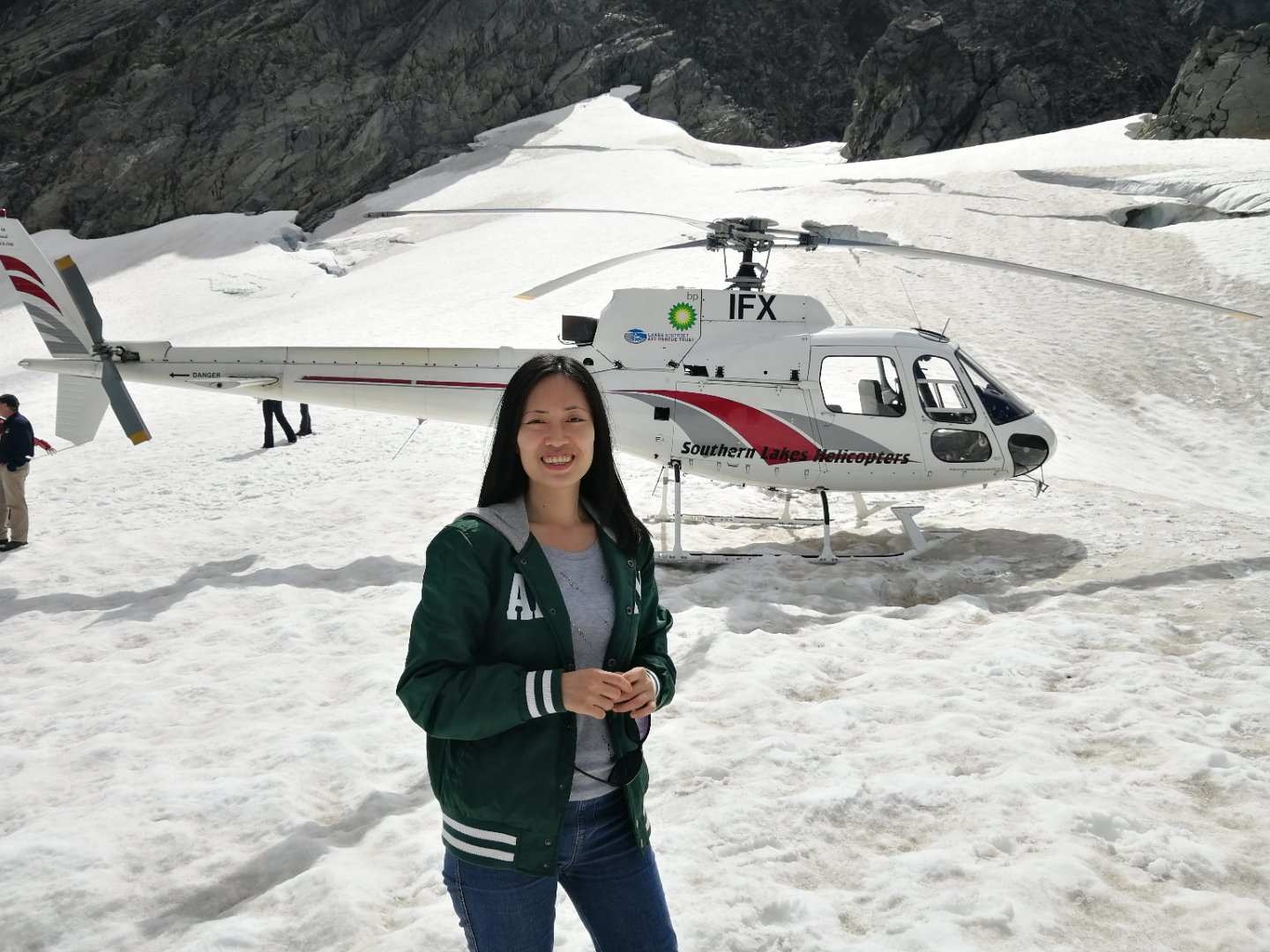 来到新西兰南岛，怎能不体验一次直升飞机游览冰川？