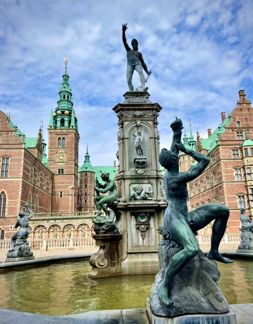 丹麦的历代君王都爱炫富，狩猎园几个都不够，城堡也修得一个比一个大。 今天去看的腓特烈堡最有魅力的地方