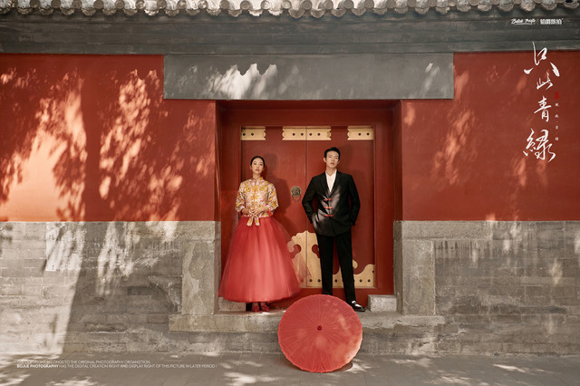 直接美成画的北京角楼婚纱照,极具特色