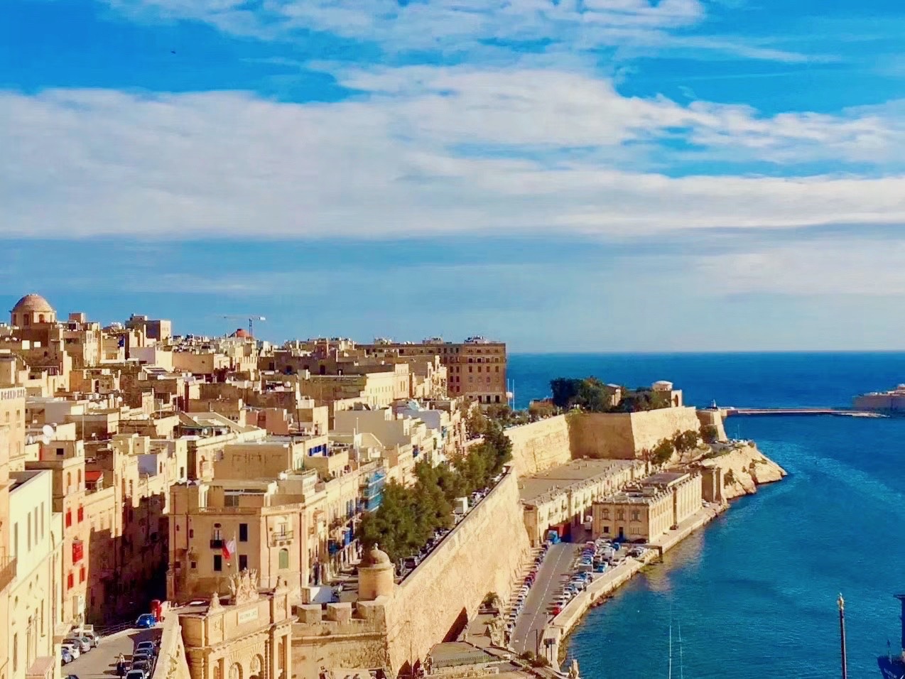 马耳他，地中海的岛屿国家，首都瓦莱塔。都是由石灰岩建成。城市的街道，笔直狭窄，房屋见棱见方。屋外的悬
