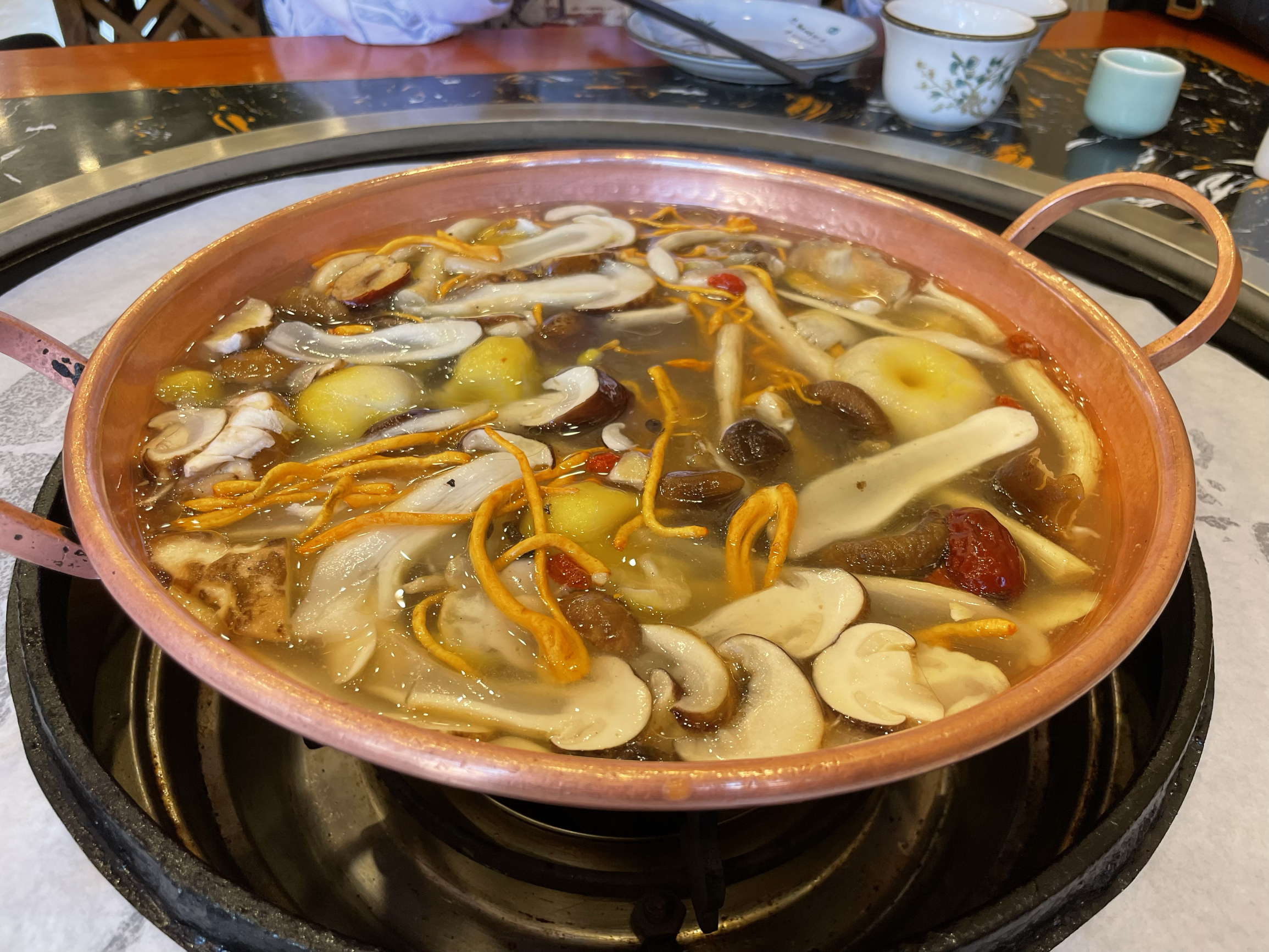在丽江吃了一个菌菇火锅，真的很美味。