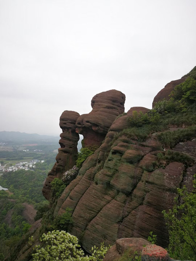 龟峰东距上饶60km，西距鹰潭35km，地处三清山、龙虎山和武夷