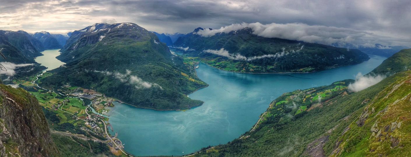 盖朗厄尔峡湾位于挪威西南岸的卑尔根北部，是挪威峡湾中最为美丽神秘的一处。峡湾全长16公里，两岸耸立着
