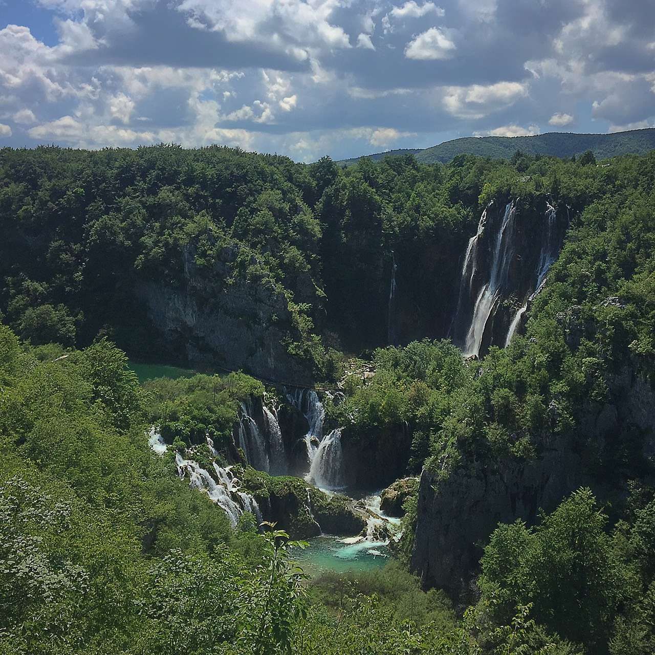 克罗地亚的普利特维采湖国家公园，号称是欧洲的九寨沟。位于克罗地亚西部山脉峡谷中，由16个天然湖泊和周