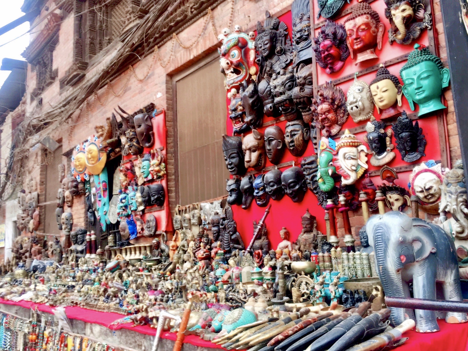 加德杜巴广场上的集市，手工制鞋的，纪念品，小商品，花，蔬菜