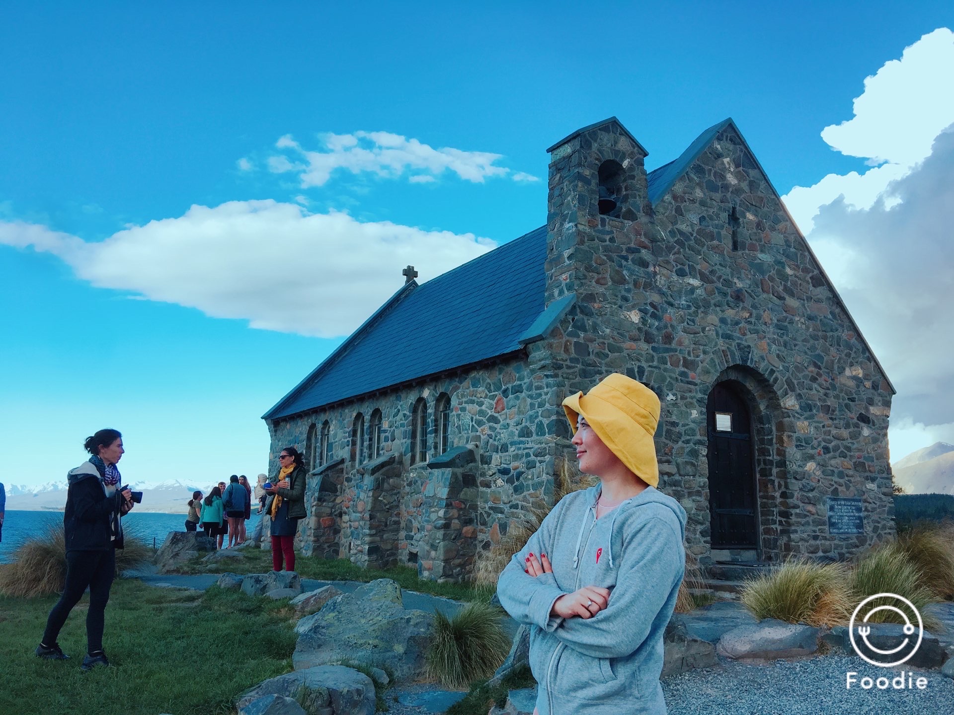 好牧羊人教堂   　这座漂亮的石教堂位于新西兰的特卡波湖岸边，背景是辽阔的山水风景，许多新人选择在这