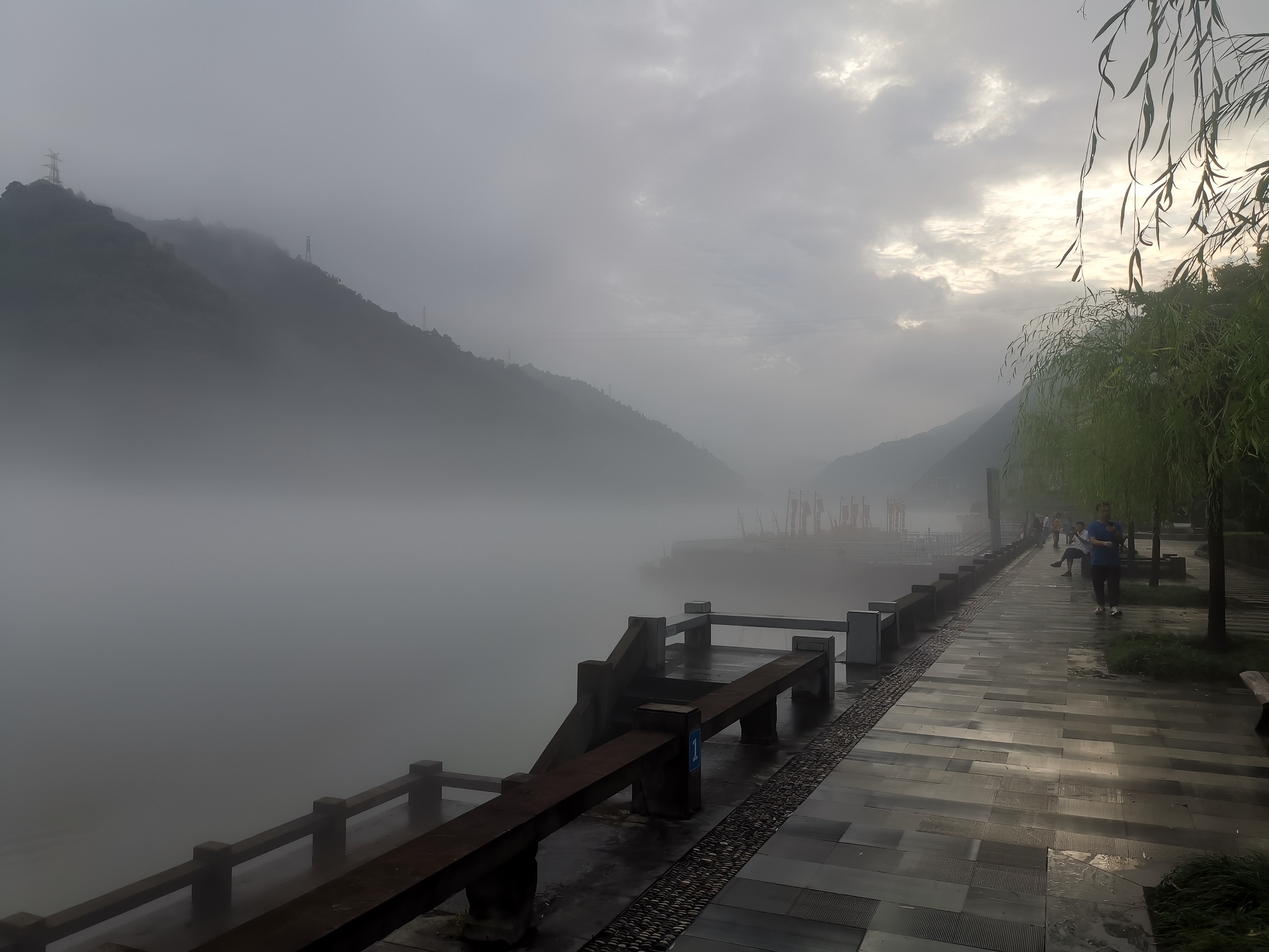 新安江水雾