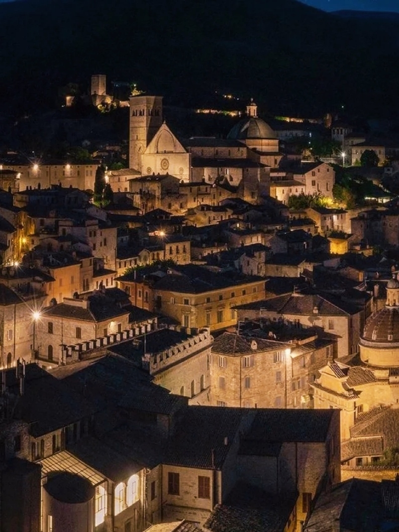 意大利中世纪小镇的夜景到底有多绝?