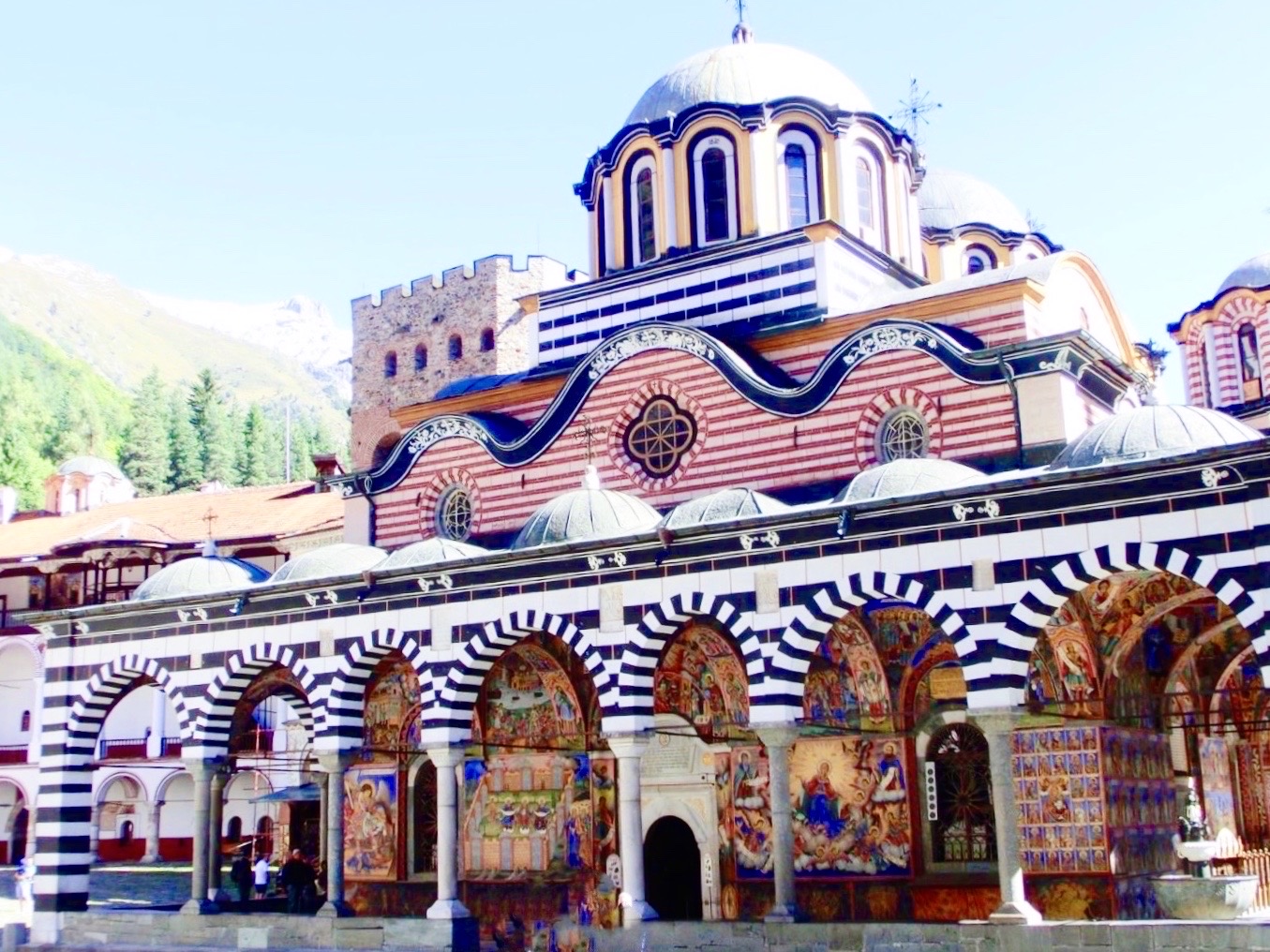 里拉修道院，在保加利亚的索非亚以南60公里的地方，建在山上，是保加利亚最大的修道院。粉白相间的外墙，