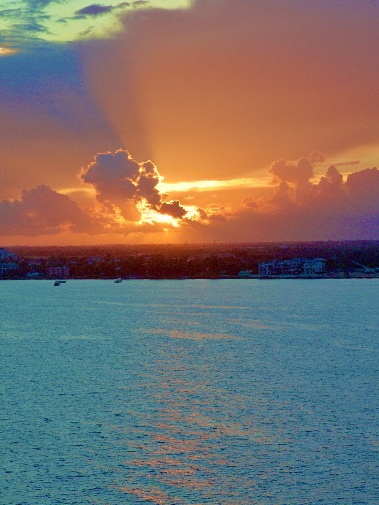 大开曼岛的乔治敦(George Town)，是加勒比邮轮的又一个锚泊地，受港口临岸水深限制，游客须搭