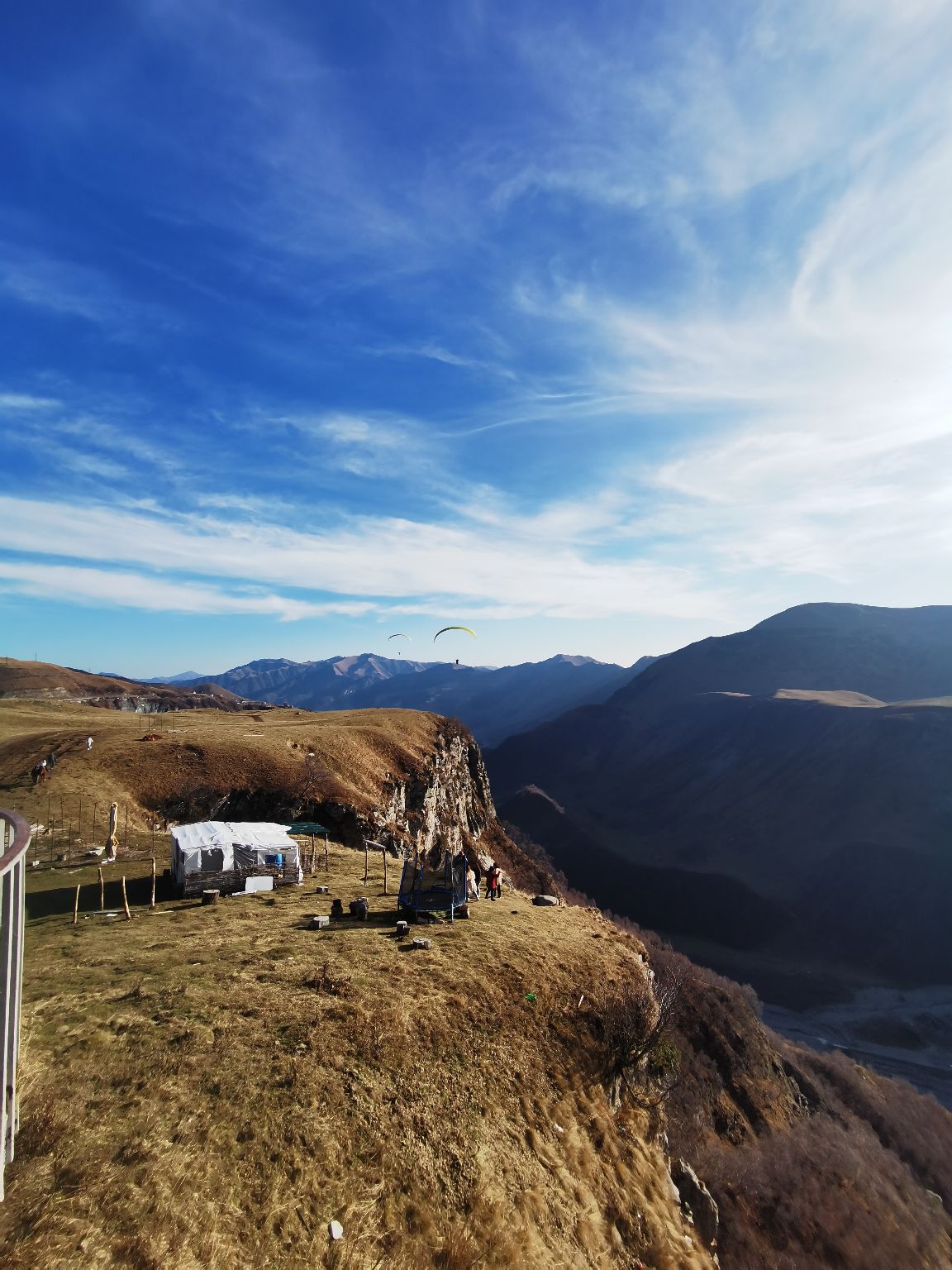 #秋天的调色盘   卡兹别克山 卡兹别克山，格鲁吉亚境内大高加索山脉最高峰之一，海拔5,033公尺（