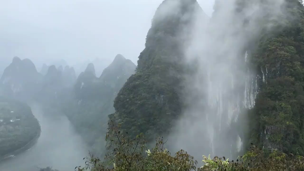 阳朔民宿旅行| 住店姐姐说想去 相公山看日 出， 但是天气不好 日出没得看了 我就说 相公山很美