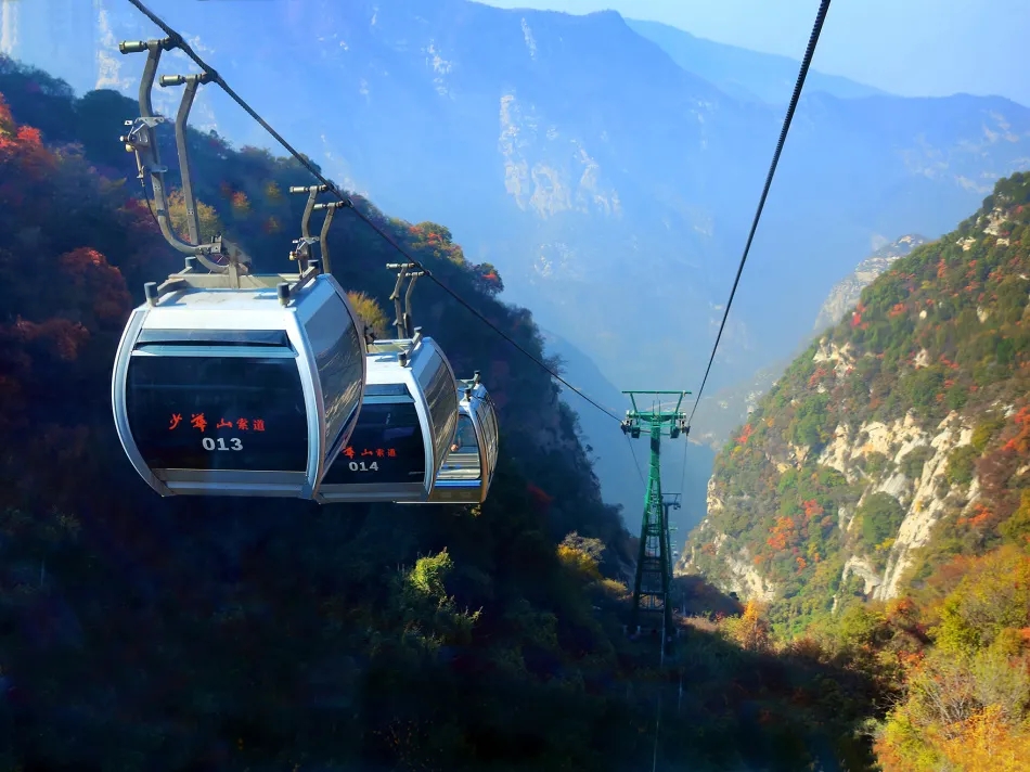 给大家推荐一个 西安周边的小众景点@少华山国家森林公园 人称陕西“九寨沟”的少华山,与西岳华山峰势相