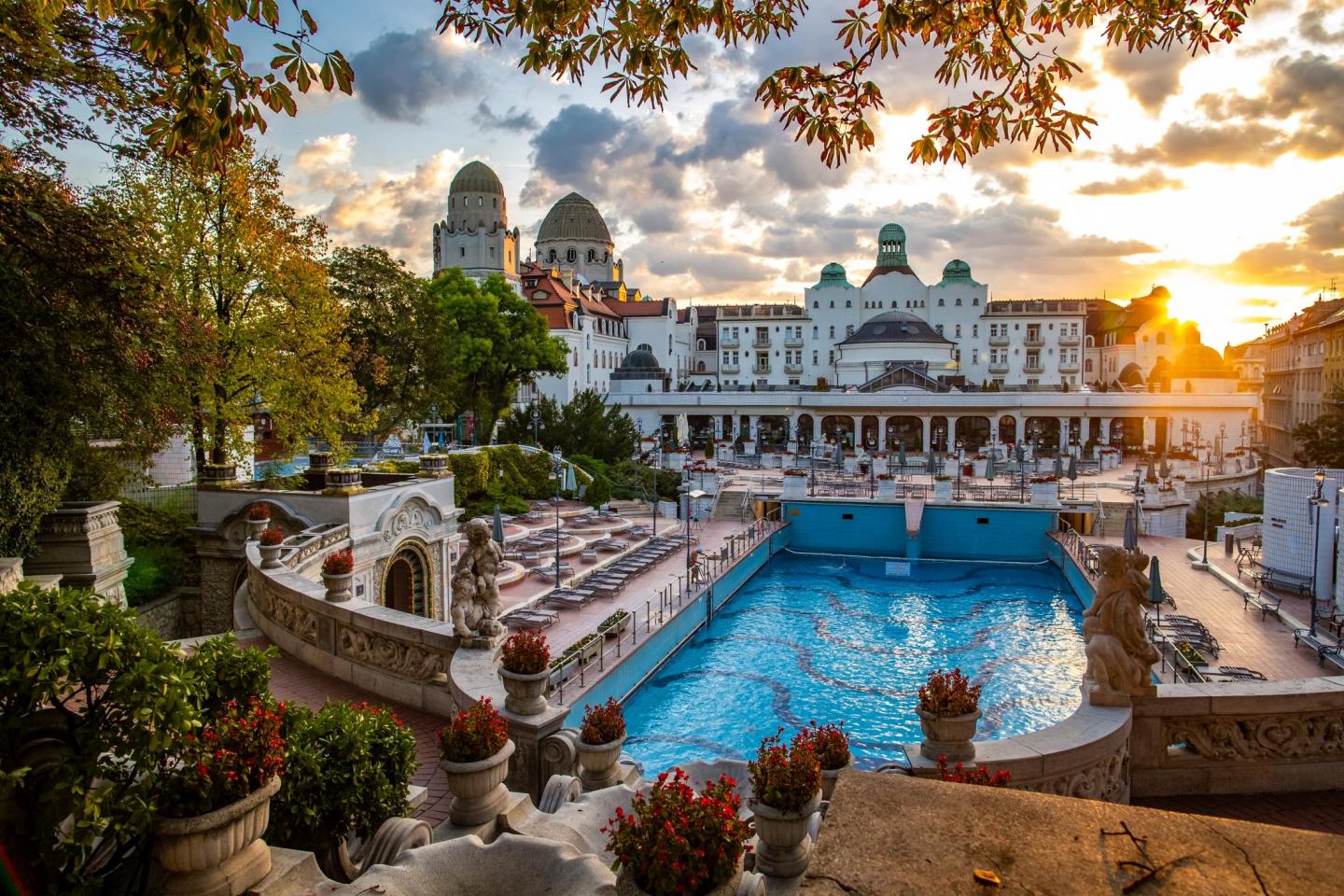 在皇宫般的塞切尼温泉浴场放松、游泳、下棋