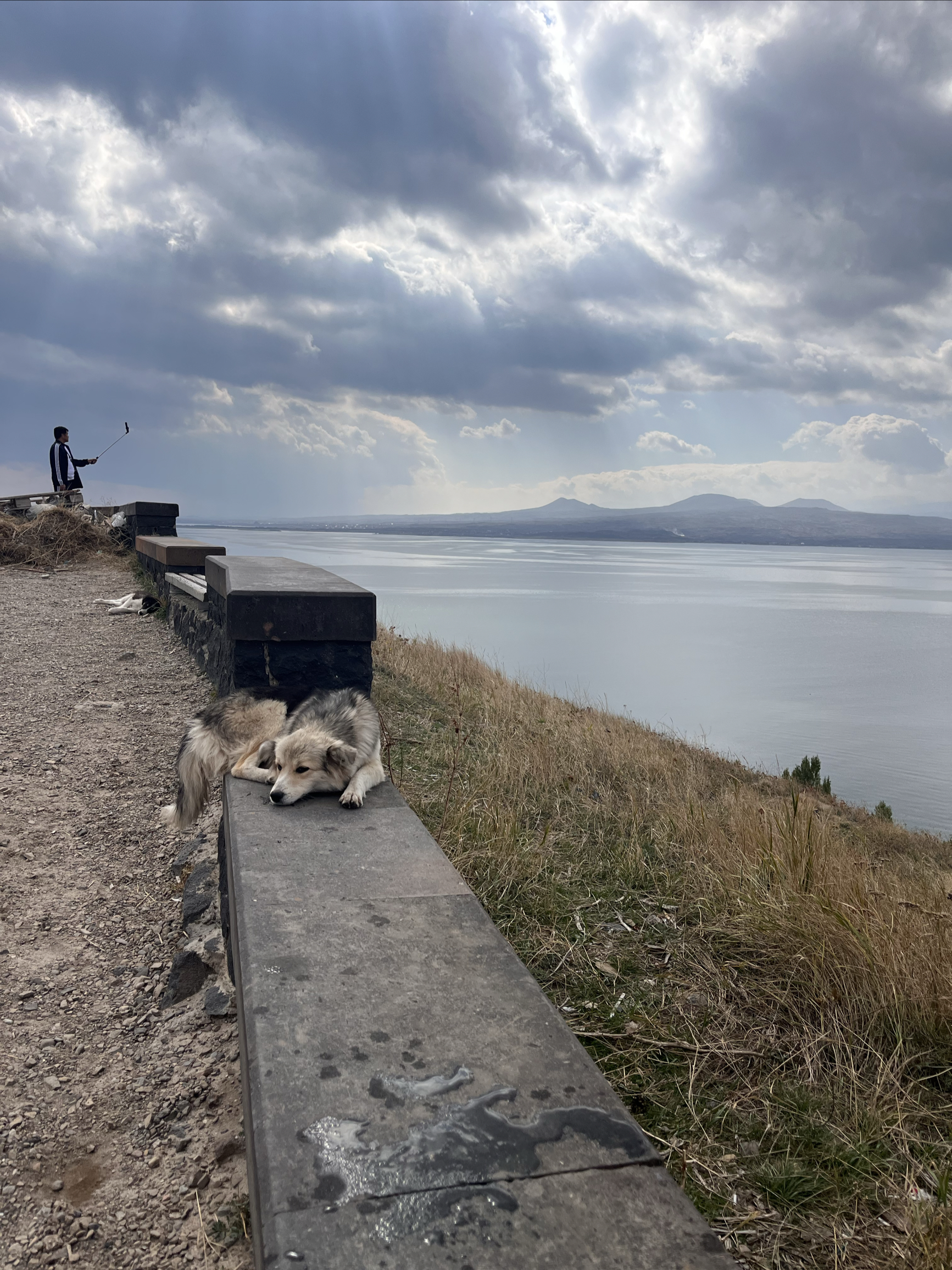 美丽的塞凡湖是亚美尼亚必要去的一个地方距离市区车程一个半小时左右……