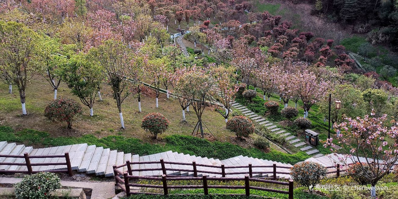 雪峰岭城市公园位于石峰区轨道科技城中部,紧邻田心东站,与中车集团
