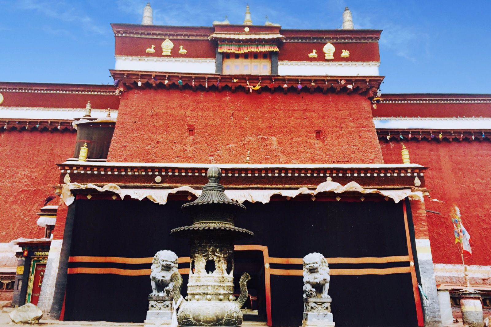 刚钦寺在日喀则萨迦县查速乡境内，距日喀则市45公里，海拔3800米。寺庙始建于1447年，绝对是五百