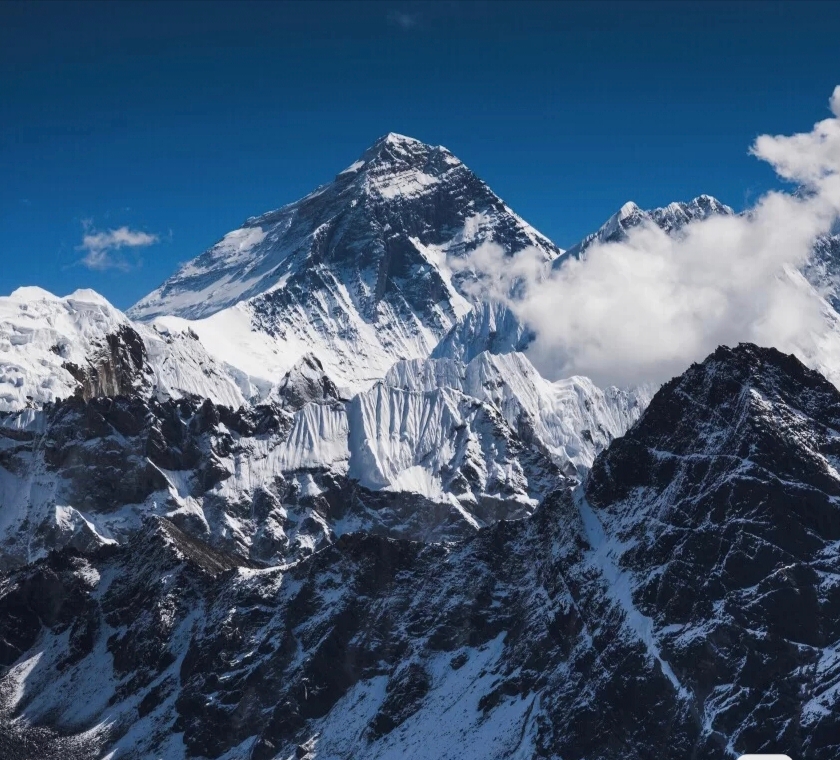 珠穆朗玛峰(珠峰)是喜马拉雅山脉的主峰，是世界海拔最高的山峰，位于中国与尼泊尔边境线上，它的北部在中