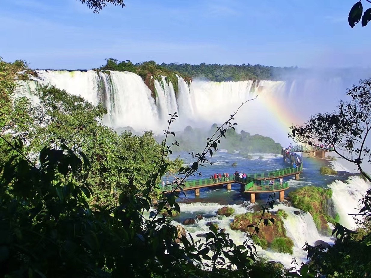 伊瓜苏瀑布在巴西和阿根廷的交界处，是世界三大瀑布之一。数条飞瀑从高处飞驰而下，气势磅礴，有彩虹雨在上