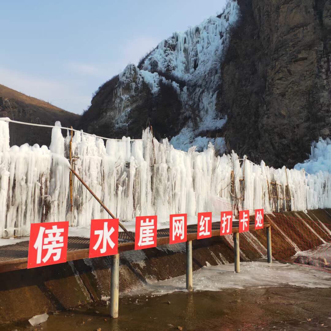 通过入口进入冰上观赏区，在山跟下，河面上，介绍的冰河世纪电影里的真实版就是在此区域体现的。  冰河世