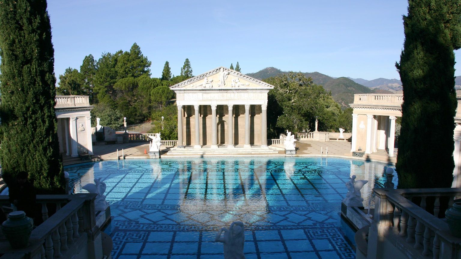 海神泳池（Neptune Pool），是典型的古希腊风格，呈椭圆形，面积超过八十平方英尺，全部用大理