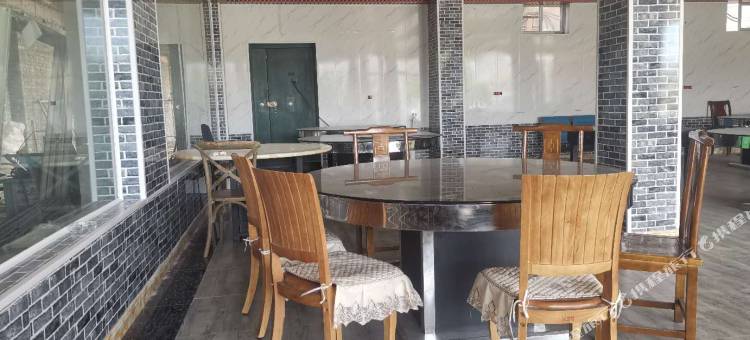 嘉峪关红色主题客栈图片