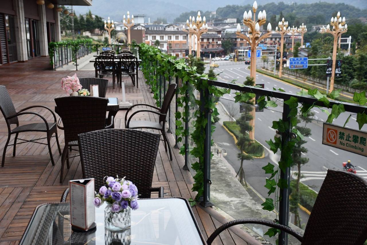 维也纳酒店(峨眉山高铁站马路桥美食街店)图片